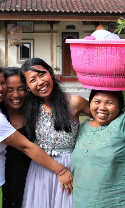Women from the community initiative led by Ibu Sari Pollen