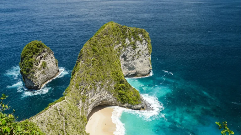 Nusa Penida Beyond the Postcard: Goa Giri Putri, Tanglad Weavers and the Quiet West Coast